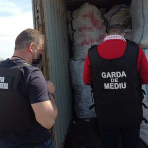 Container încărcat cu deșeuri, depistat în Portul Constanţa Sud Agigea
