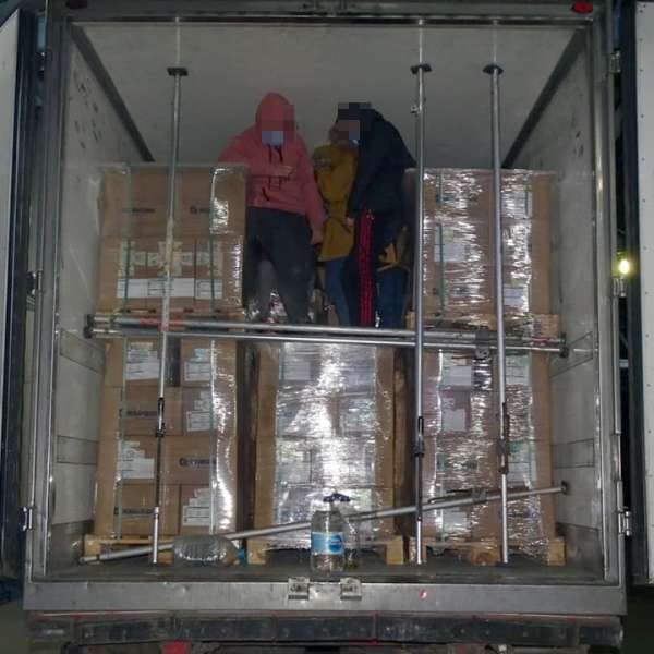 Șapte sirieni ascunși într-un autocamion, opriți din drumul ilegal către Europa de Vest