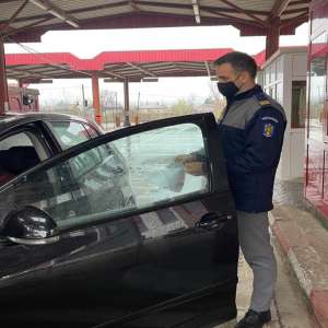 Permis ucrainean fals descoperit de poliţiştii de frontieră din Sculeni