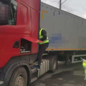 Autocamion cu 2,4 tone deșeuri, oprit la P.T.F. Negru Vodă