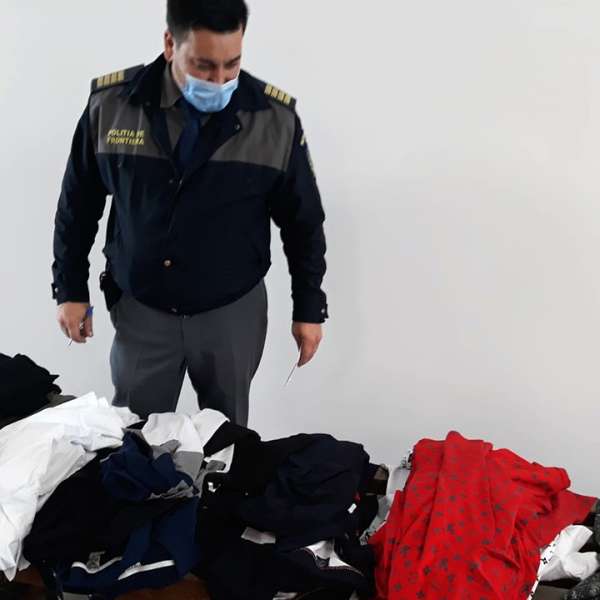 Articole vestimentare contrafăcute descoperite la S.P.F. Ostrov