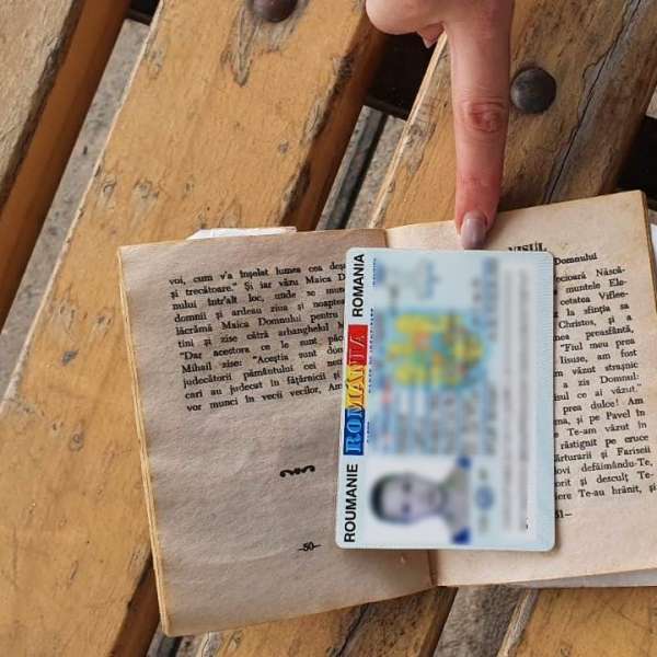 Document de identitate fals ascuns într-o carte de rugăciuni