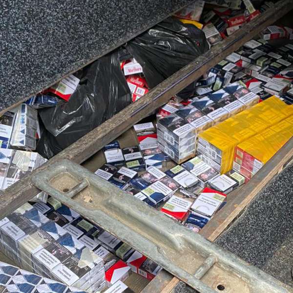 Țigări ascunse într-un spațiu special amenajat descoperite la P. T. F. Nădlac