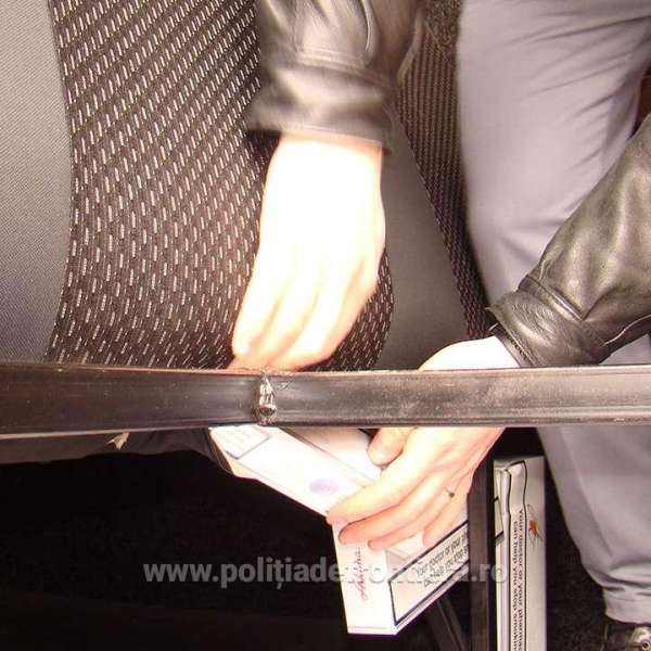 Ţigări ascunse în bancheta din spate a unui microbuz depistate în P.T.F. Siret