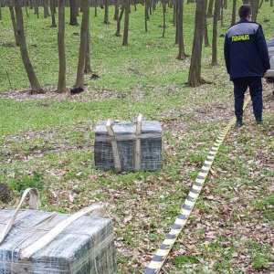 Autoturism și țigări de contrabandă reținute cu focuri de armă la frontiera de est