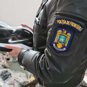 Sute de parfumuri, articole de încălțăminte și marochinărie, estimate la 32.000 euro, confiscate de polițiștii de frontieră în vederea cercetărilor