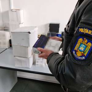 Sute de parfumuri, articole de încălțăminte și marochinărie, estimate la 32.000 euro, confiscate de polițiștii de frontieră în vederea cercetărilor