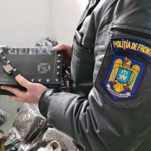 Sute de parfumuri, articole de încălțăminte și marochinărie, estimate la 32.000 euro, confiscate de polițiștii de frontieră în vederea cercetărilor