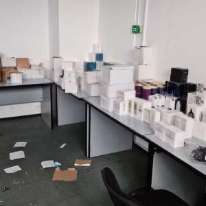 Sute de parfumuri, articole de încălțăminte și marochinărie, estimate la 32.000 euro, confiscate de polițiștii de frontieră în vederea cercetărilor