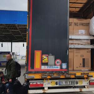 În drum spre state din vestul Europei, ascunși în automarfare