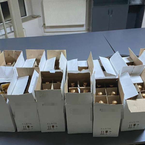 Sticle cu vin spumant confiscate de poliţiştii de frontieră