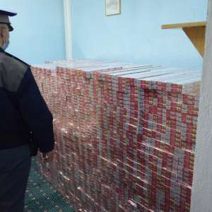 Colete cu țigarete de contrabandă descoperite la frontiera cu Ucraina