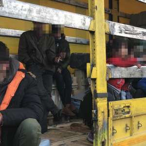 Acţiuni intense la graniţa de vest: 62 de cetăţeni străini, ascunşi în automarfare, depistați la P.T.F Borș şi Nădlac