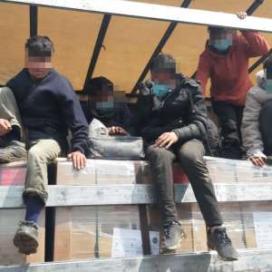 Acţiuni intense la graniţa de vest: 62 de cetăţeni străini, ascunşi în automarfare, depistați la P.T.F Borș şi Nădlac