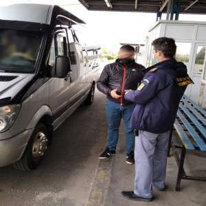 Conducea un ansamblu rutier, fără să aibă acest drept