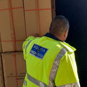 Containere din China, încărcate cu becuri cu incandescență neconforme, oprite în Portul Constanţa