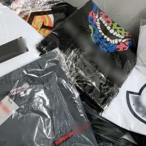 Articole de încălțăminte și vestimentare, contrafăcute, descoperite la P.T.F. Negru Vodă