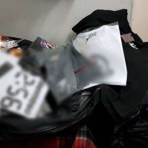 Articole de încălțăminte și vestimentare, contrafăcute, descoperite la P.T.F. Negru Vodă