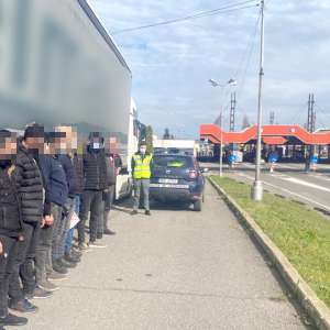 Șase sirieni și cinci afgani depistați la frontiera de vest