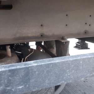 Opt cetățeni din Maroc și Tunisia depistați la Nădlac, ascunşi pe osiile unor automărfare