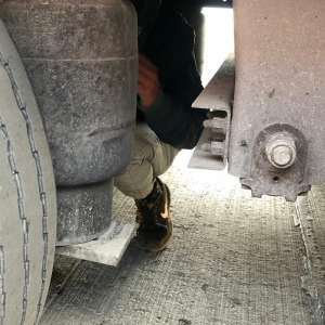 Opt cetățeni din Maroc și Tunisia depistați la Nădlac, ascunşi pe osiile unor automărfare