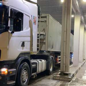 Aproximativ 4 tone de frunze de tutun, descoperite ascunse într-un autocamion