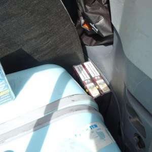 Peste 10.800 de țigarete, ascunse într-un microbuz, descoperite la P.T.F. Calafat