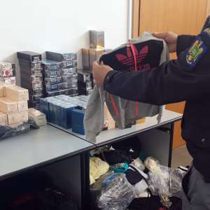 O cantitate considerabilă de produse contrafăcute, descoperită în P.T.F Giurgiu