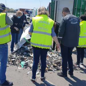 Zece containere încărcate cu deșeuri, depistate în Portul Constanţa Sud Agigea