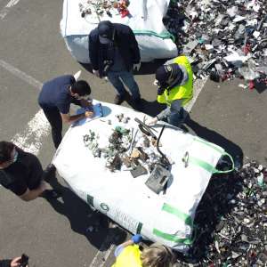 Zece containere încărcate cu deșeuri, depistate în Portul Constanţa Sud Agigea