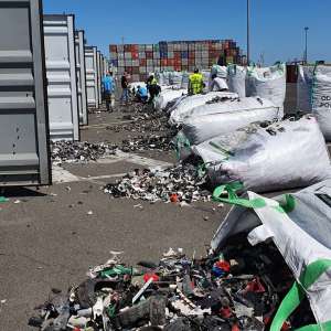 Alte 15 containere încărcate cu deșeuri, oprite în Portul Constanţa