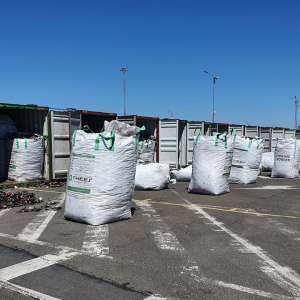 Alte 15 containere încărcate cu deșeuri, oprite în Portul Constanţa