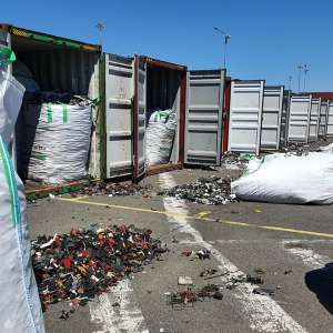 Alte 15 containere încărcate cu deșeuri, oprite în Portul Constanţa