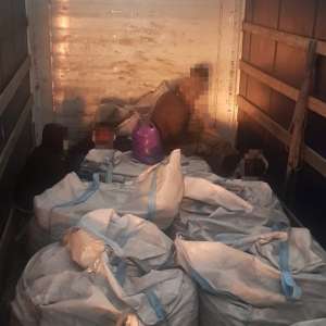 Afgani depistați printre saci cu piatră decorativă,  într-un automarfar la Borș