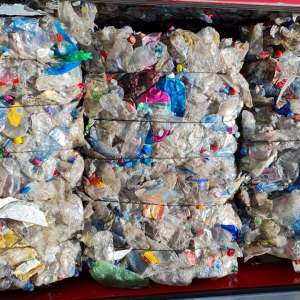 Peste 16 tone deșeuri din plastic transportate ilegal din Grecia, oprite la P. T. F. Giurgiu