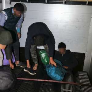 Ascunși într-un automarfar, șase afgani au încercat să treacă ilegal frontiera   