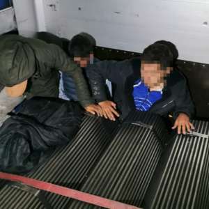 Ascunși într-un automarfar, șase afgani au încercat să treacă ilegal frontiera   