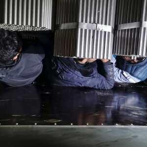 Ascunși într-un automarfar, șase afgani au încercat să treacă ilegal frontiera   