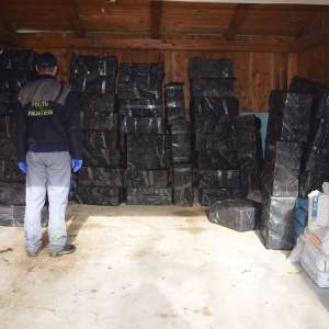 Peste 46.000 pachete țigări descoperite la frontiera de nord