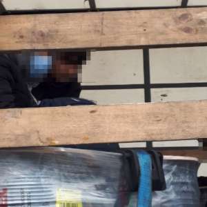 Doisprezece afgani, depistaţi ascunşi în două automarfare la PTF Nădlac II