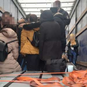 Cetățeni străini ascunşi într-un automarfar încărcat cu aparatură electronică, depistați la P.T.F. Nădlac II