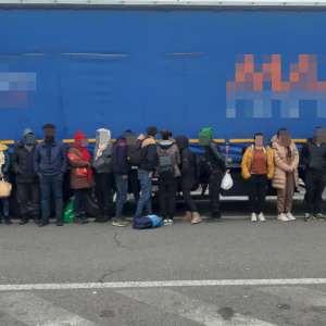 Cetățeni străini ascunşi într-un automarfar încărcat cu aparatură electronică, depistați la P.T.F. Nădlac II