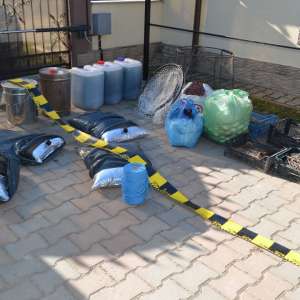 Un moped furat, peşte şi unelte de pescuit reţinute de poliţiştii de frontieră brăileni