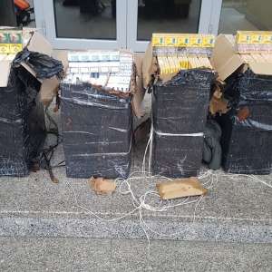 Urmăriri în trafic, focuri de armă și peste 10.000 pachete cu țigări de contrabandă confiscate
