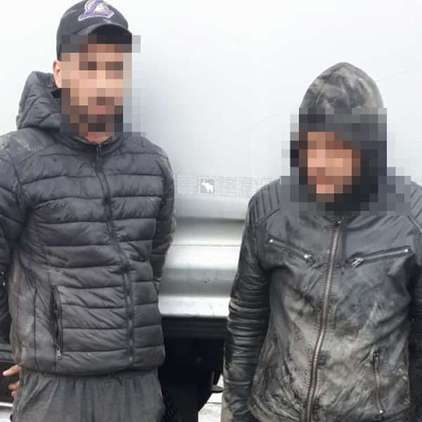 Cinci cetățeni din Afganistan și Algeria  depistați ascunși la Nădlac II