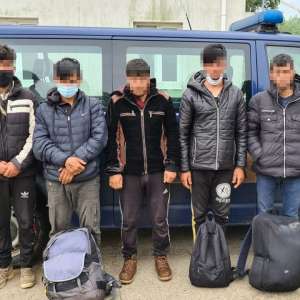 Opt cetăţeni afgani, depistaţi la malul Dunării de poliţiştii de frontieră mehedinţeni