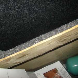 Butelii cu agent refrigerant ascunse într-un microbuz confiscate în P.T.F.Siret