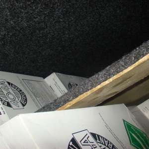 Butelii cu agent refrigerant ascunse într-un microbuz confiscate în P.T.F.Siret