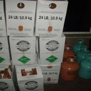 Butelii cu agent refrigerant ascunse într-un microbuz confiscate în P.T.F.Siret