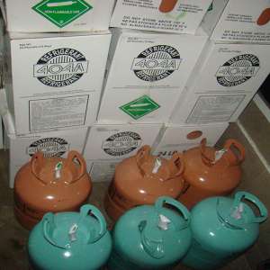 Butelii cu agent refrigerant ascunse într-un microbuz confiscate în P.T.F.Siret